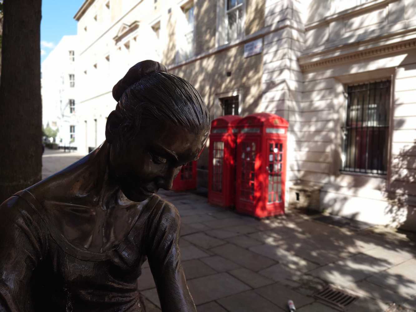 Stuff Sony Xperia 1 IV camera samples statue bokeh