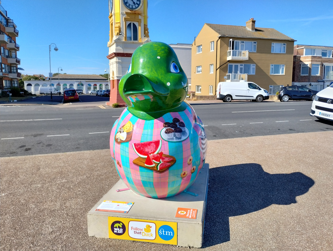 duck statue shot on Motorola Moto G82