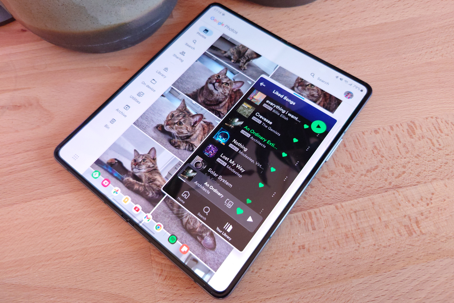 Samsung Galaxy Z Fold 4 floating window