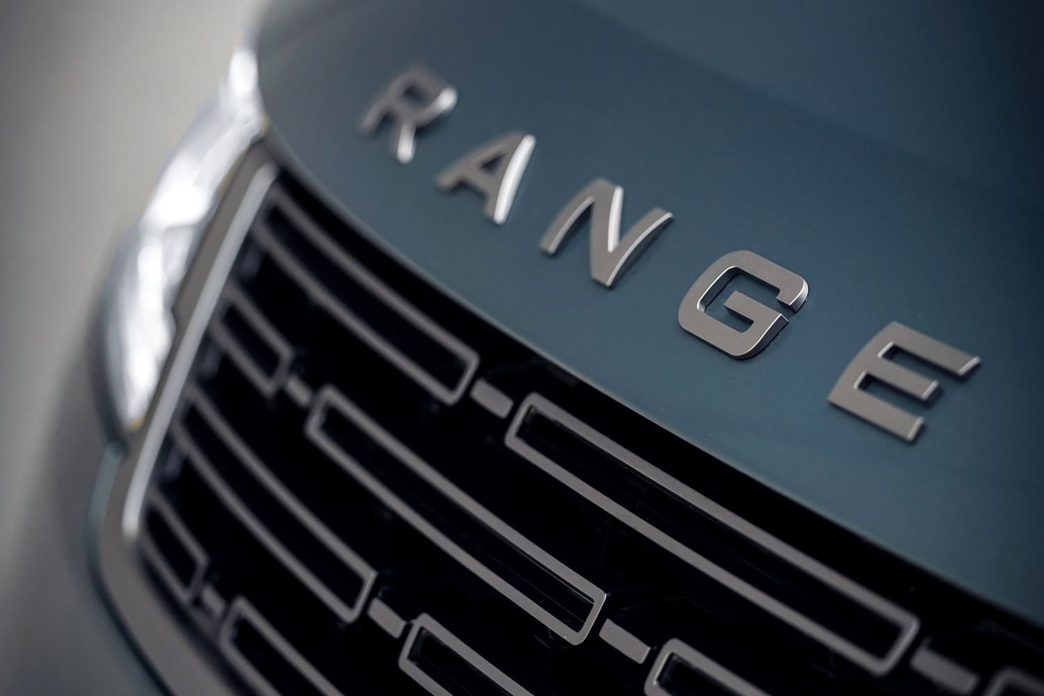 Range Rover P510e PHEV review nose badge