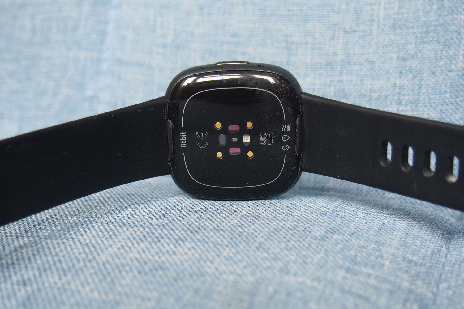 Fitbit Versa 4 heart rate sensor