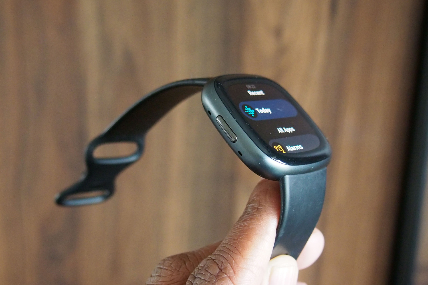 Fitbit Versa 4 side button