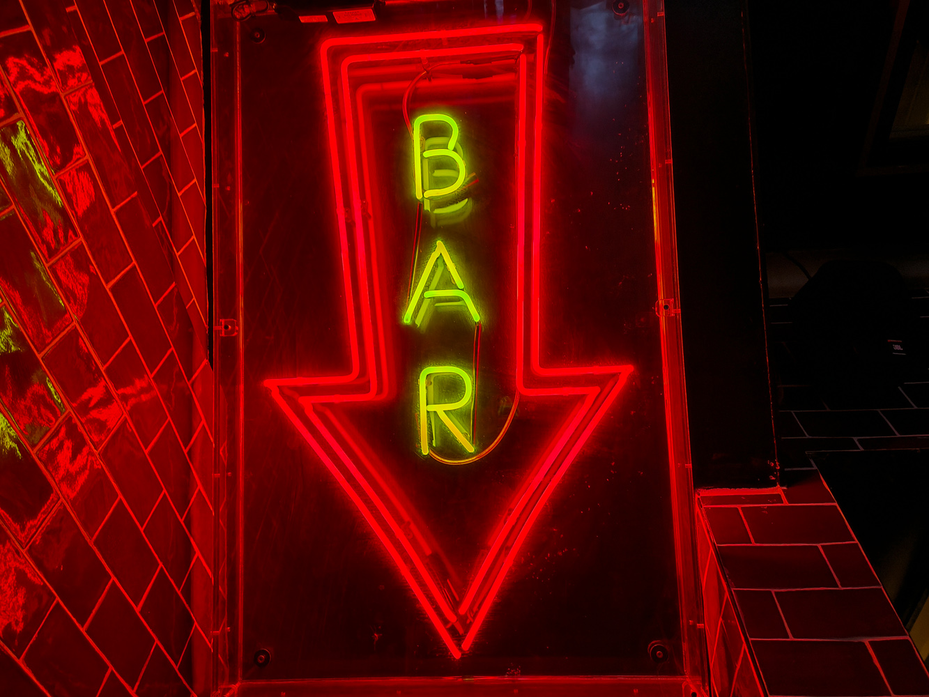 Oppo Find N2 Flip camera samples neon sign