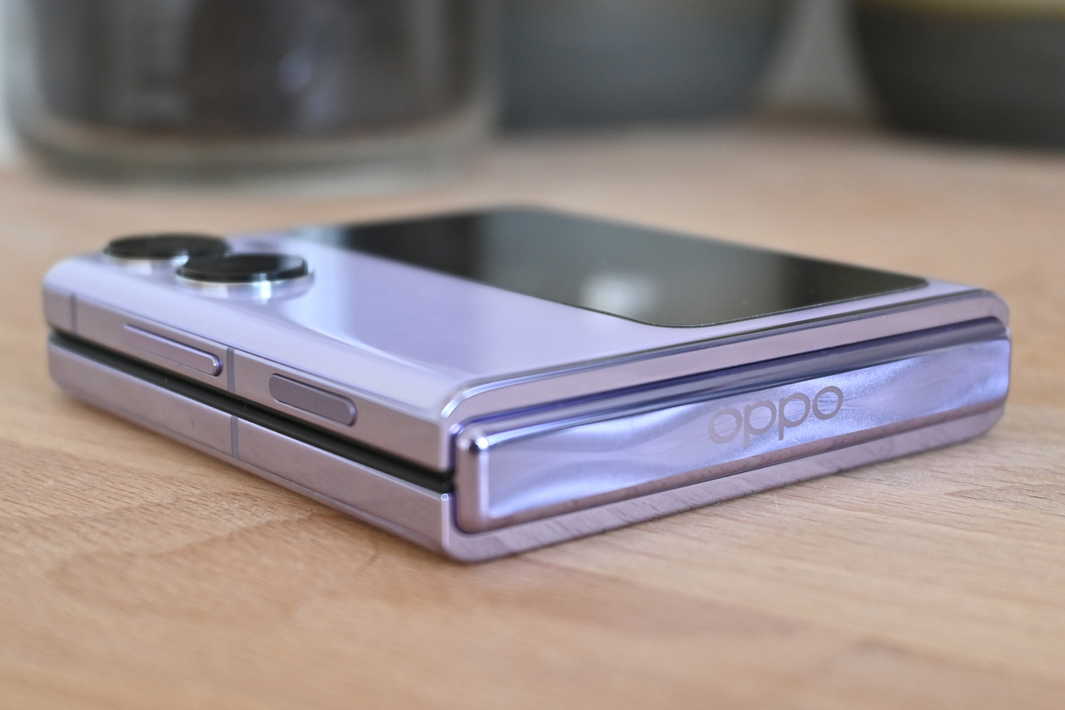 Oppo Find N2 Flip review hinge logo