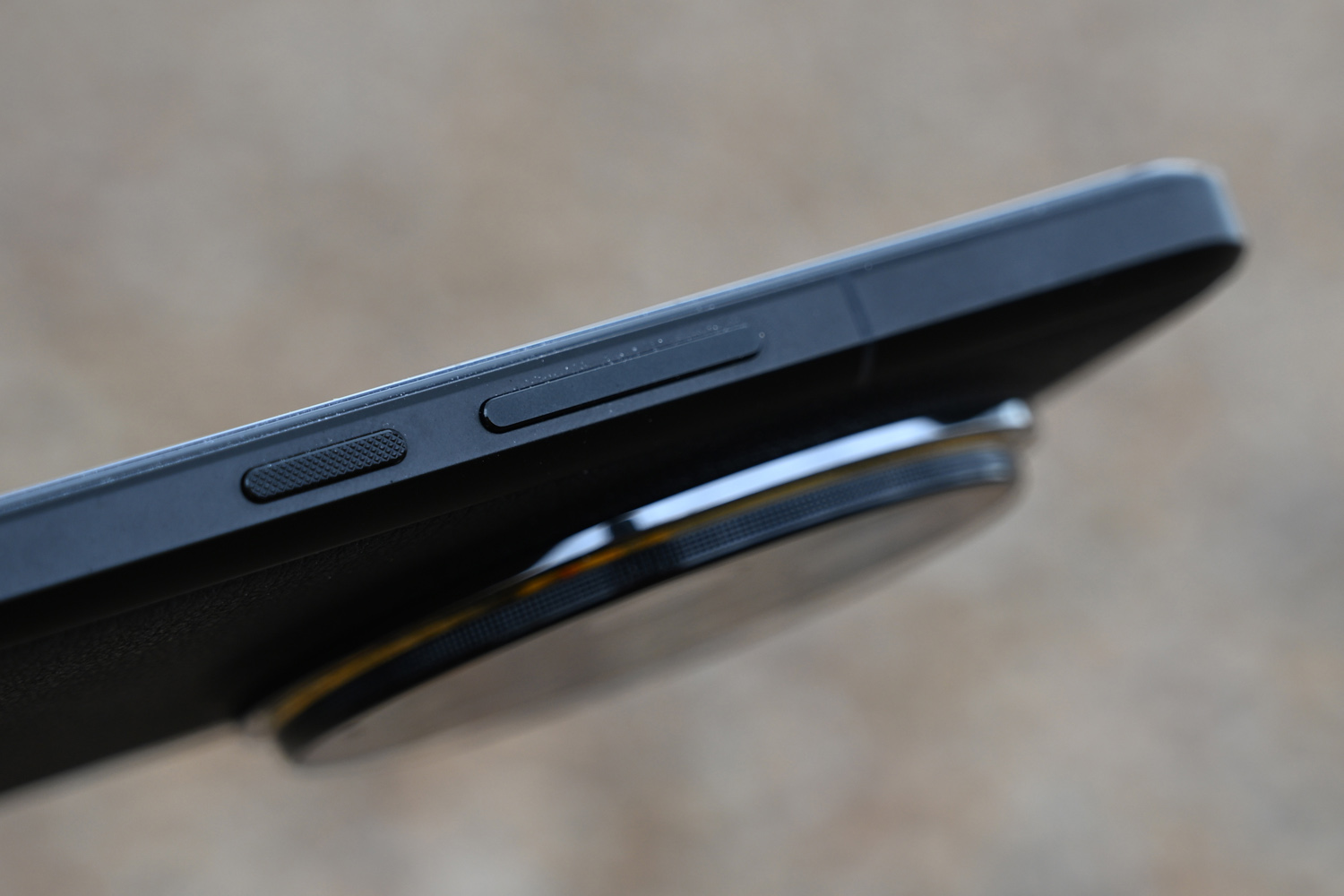 Xiaomi 14 Ultra review side buttons