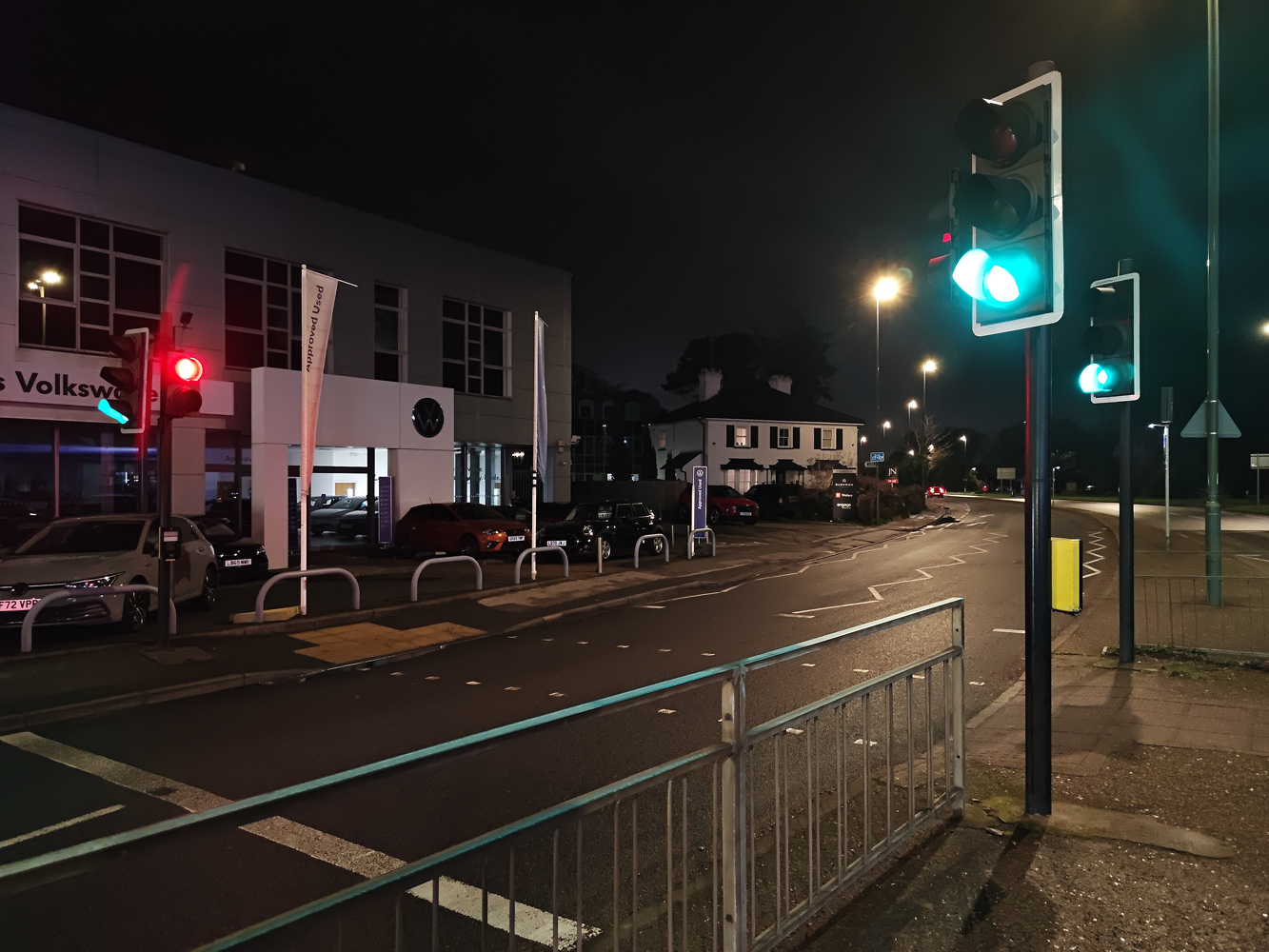 Asus Zenfone 11 Ultra camera samples low light traffic light