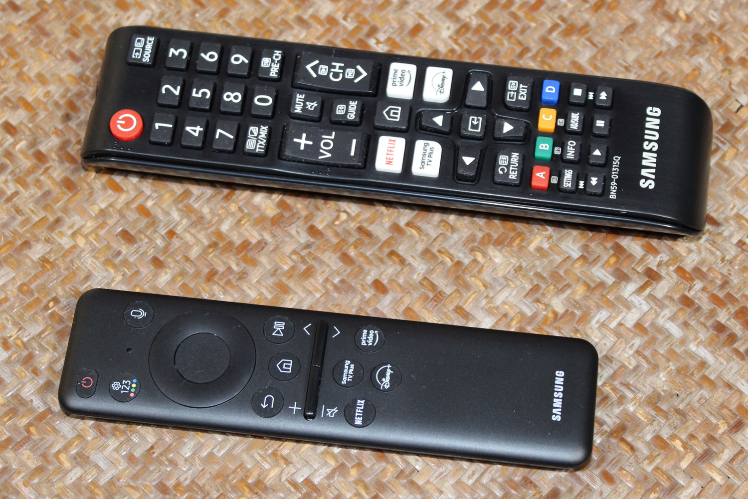 Samsung QN900D review Remotes