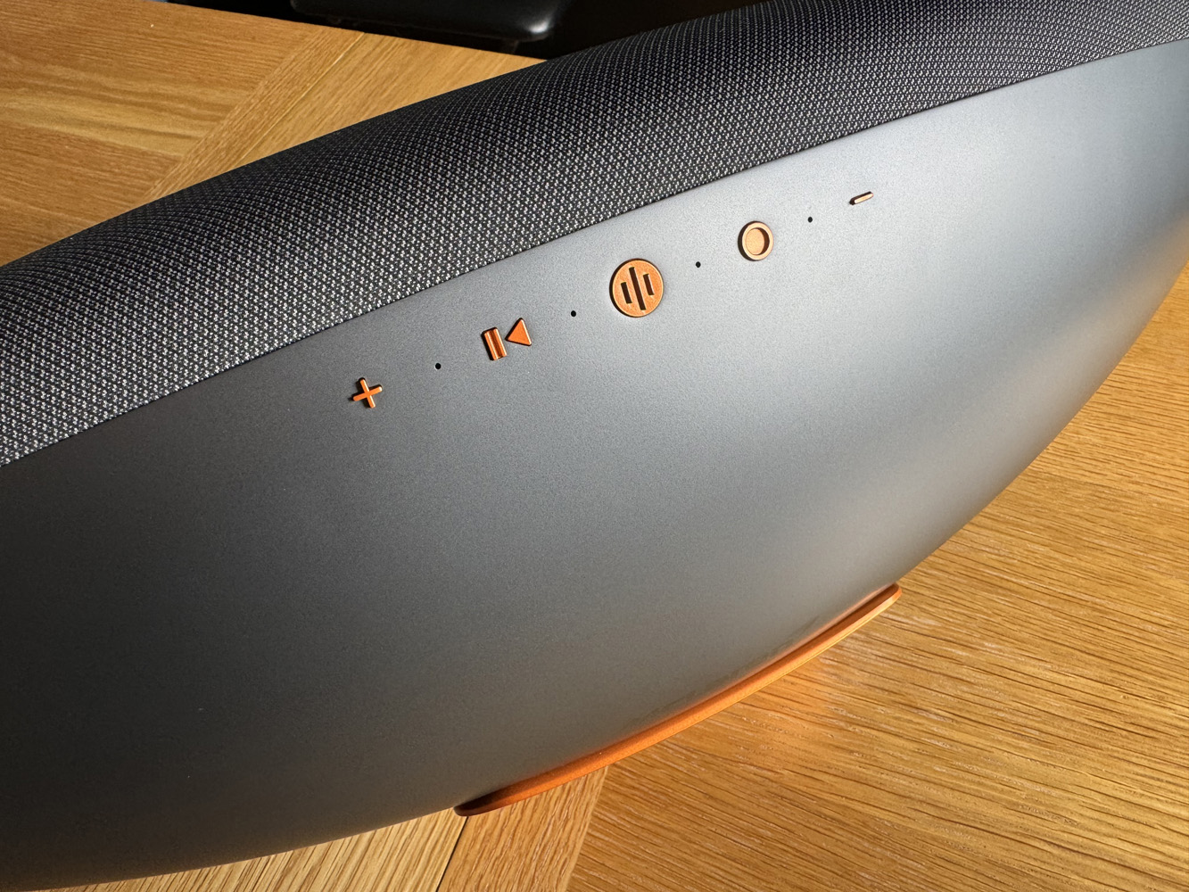Bowers & Wilkins Zeppelin McLaren Edition