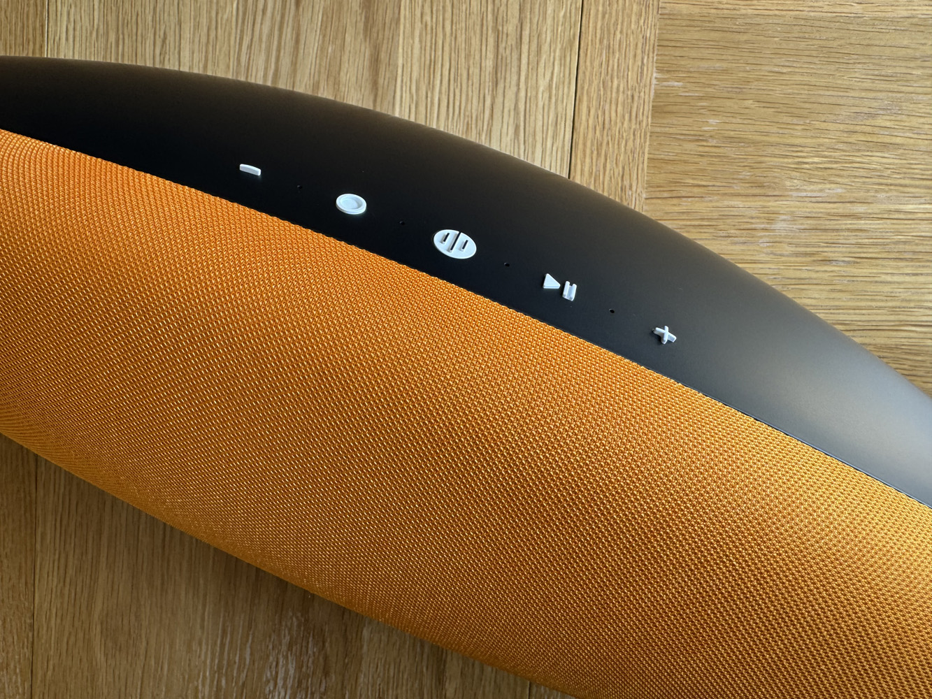 Bowers & Wilkins Zeppelin McLaren Edition