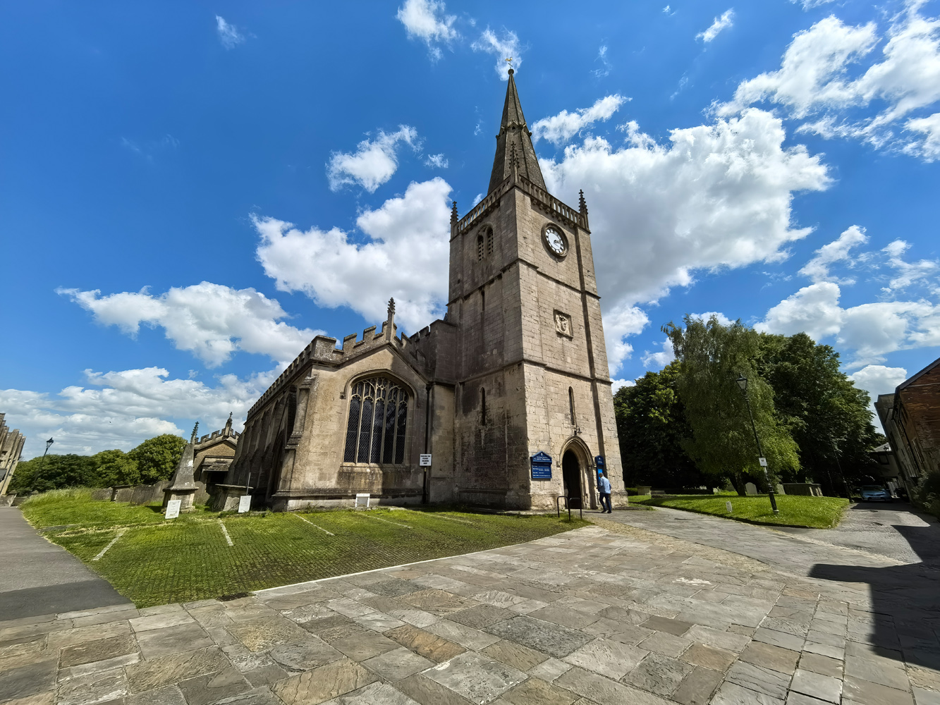 Huawei Pura 70 Ultra camera foliage church