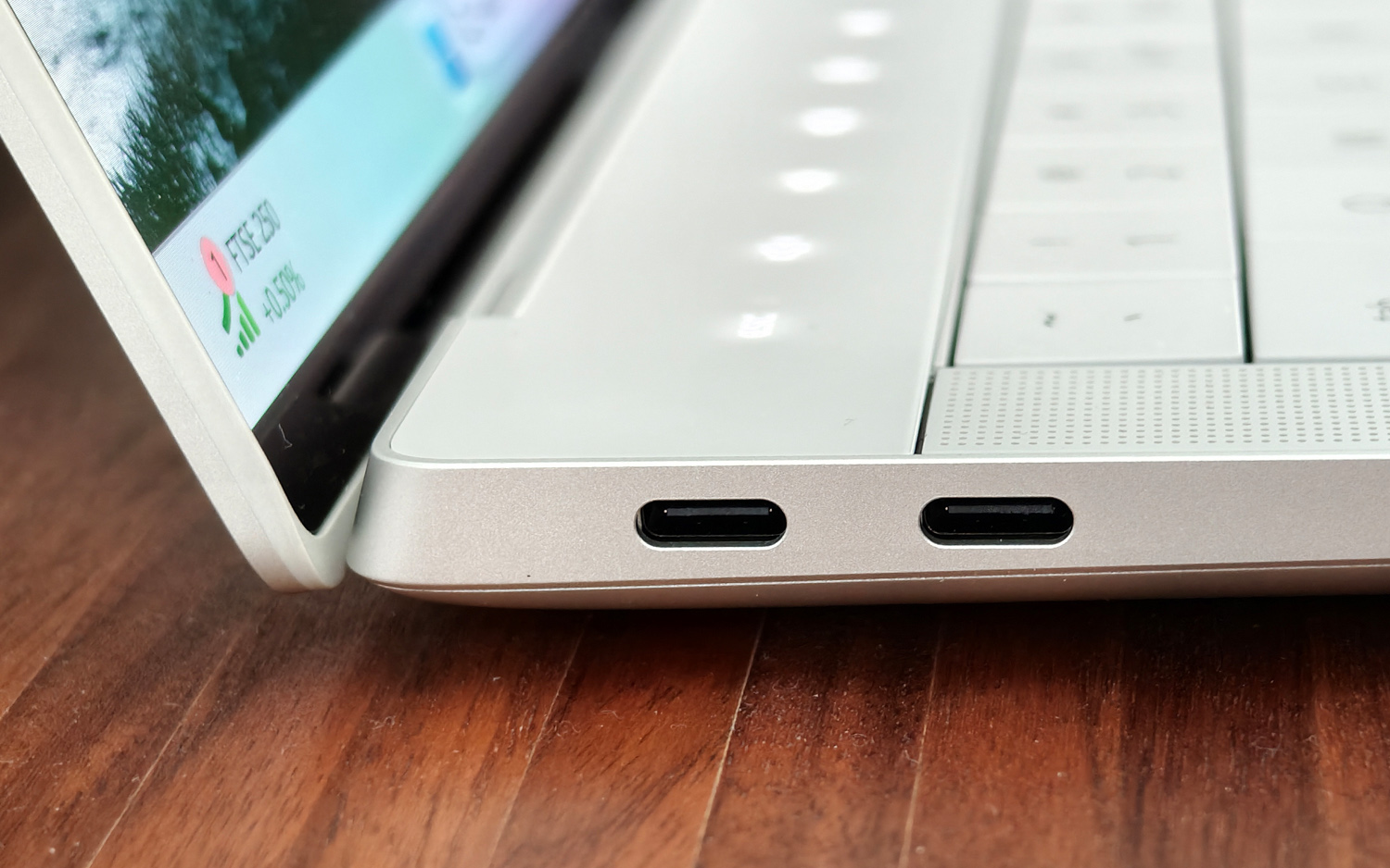 Dell XPS 14 review ports left