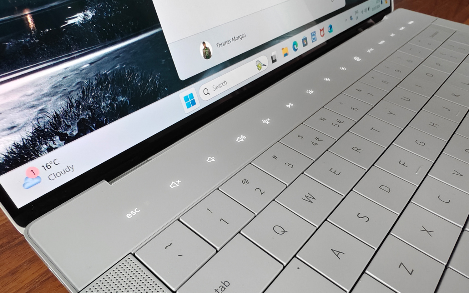 Dell XPS 14 review touch bar