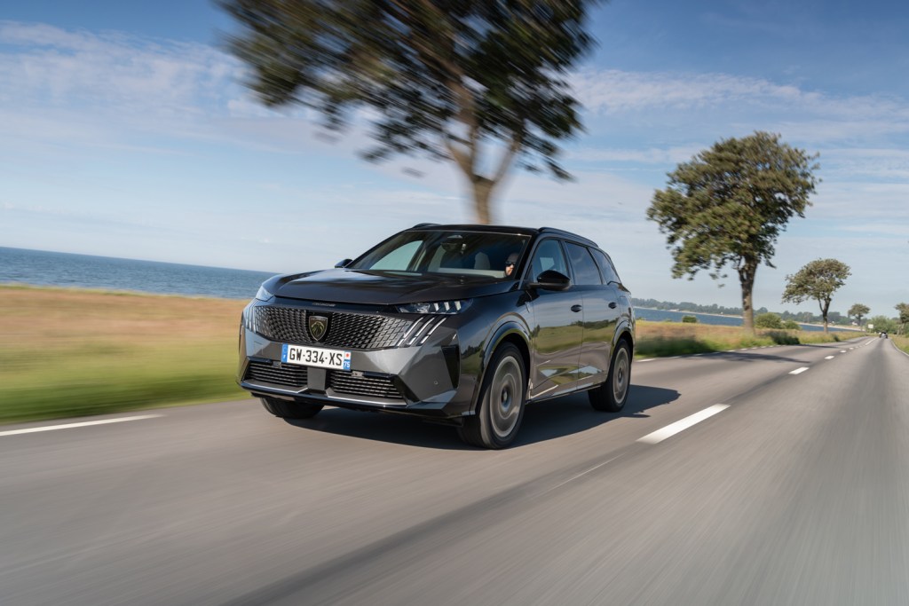 Peugeot e-5008 review on the road