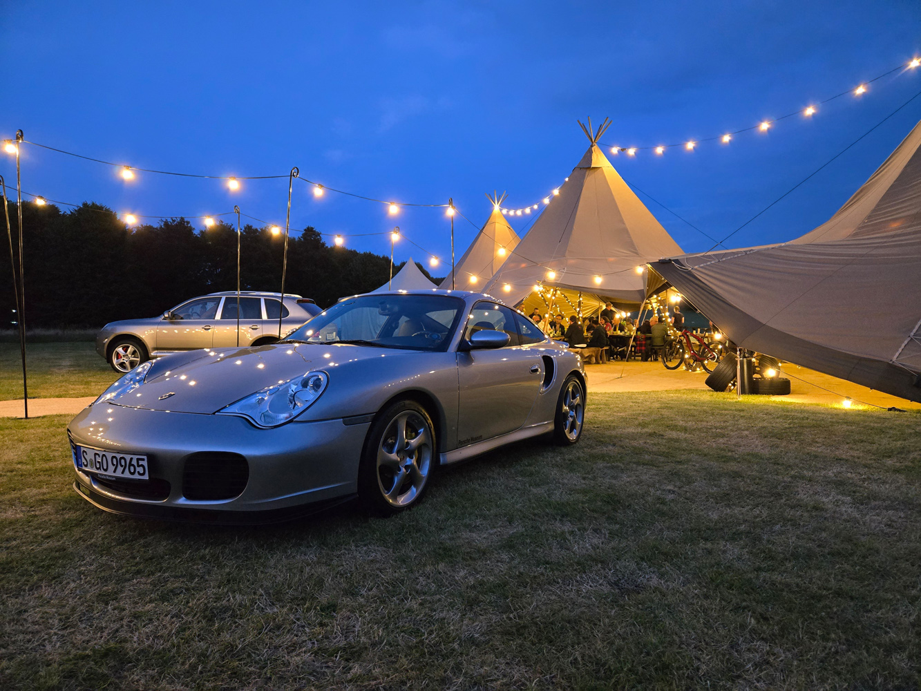 Samsung Galaxy Z Flip6 low light Porsche