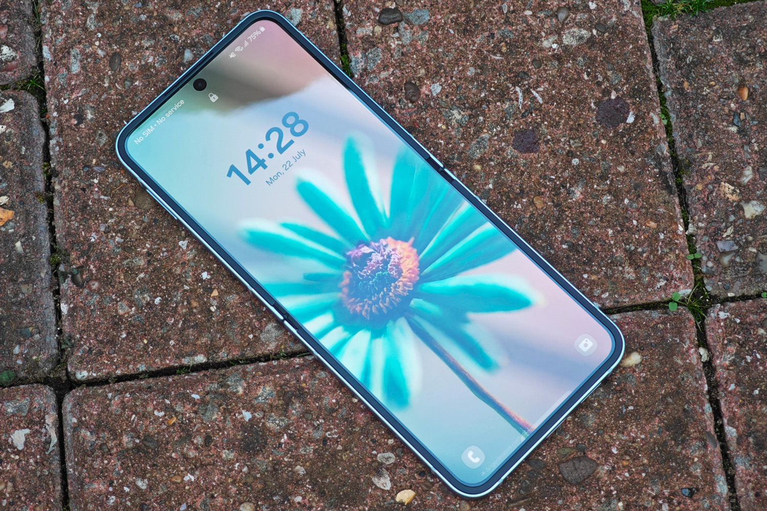 Samsung Galaxy Z Flip6 review lock screen