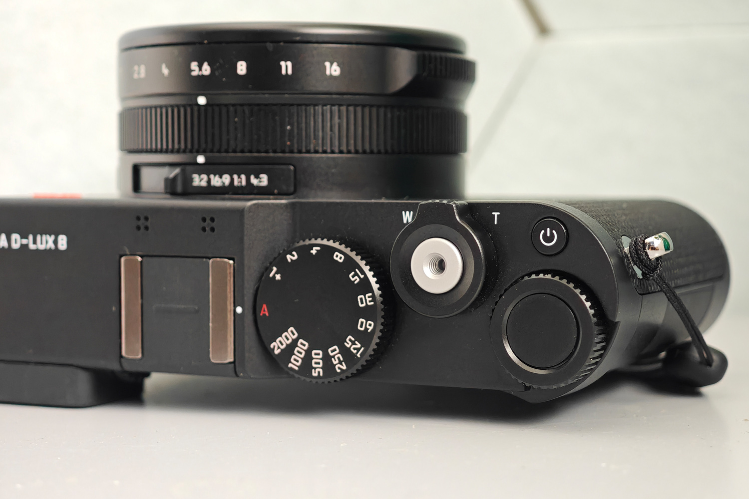 Leica D-Lux 8 review dials