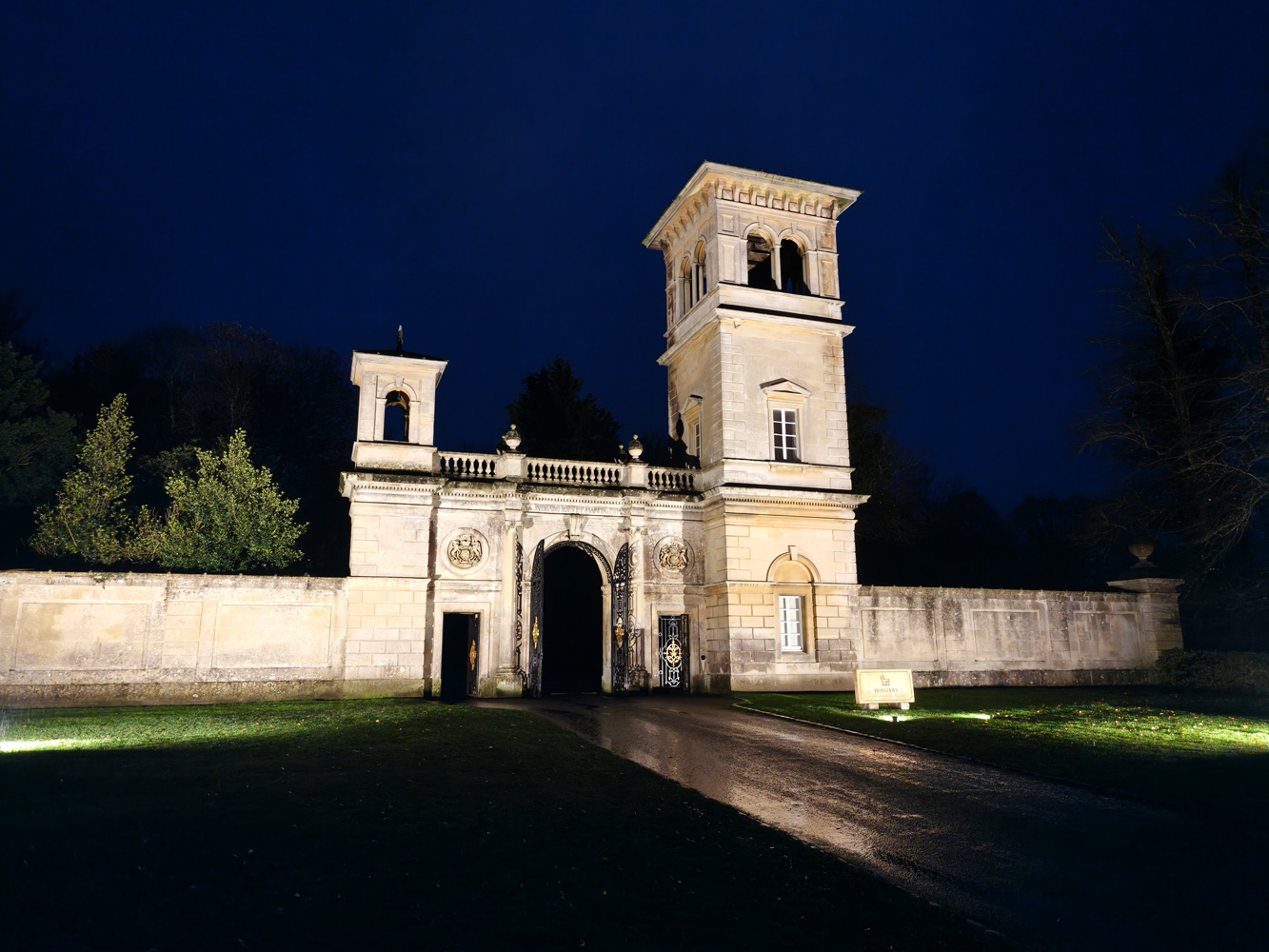 Oppo Find X8 Pro camera samples low light gatehouse