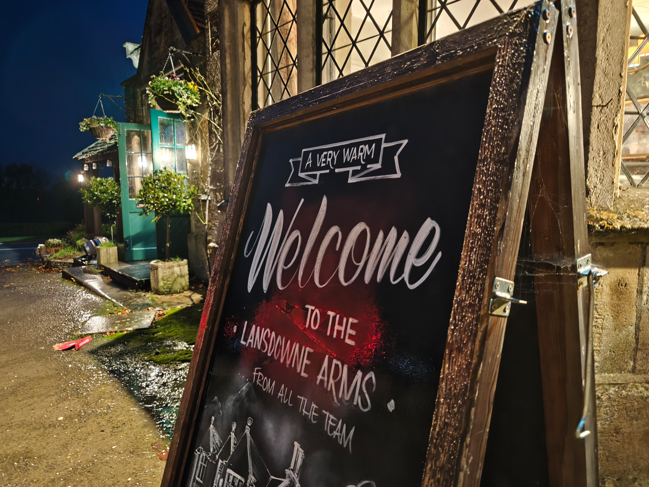 Oppo Find X8 Pro camera samples low light pub sign