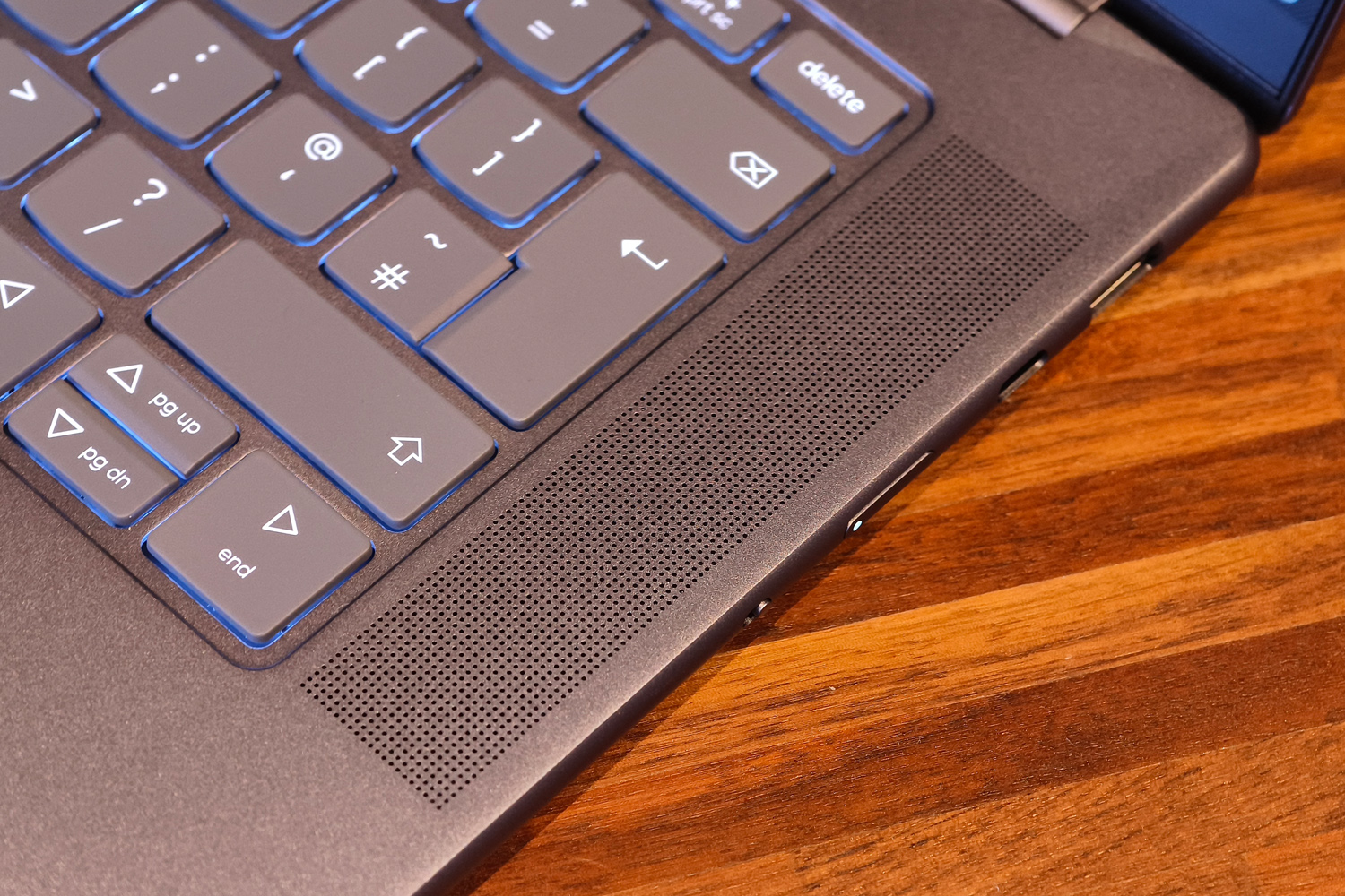 Lenovo Yoga Slim 7i Aura Edition review speakers