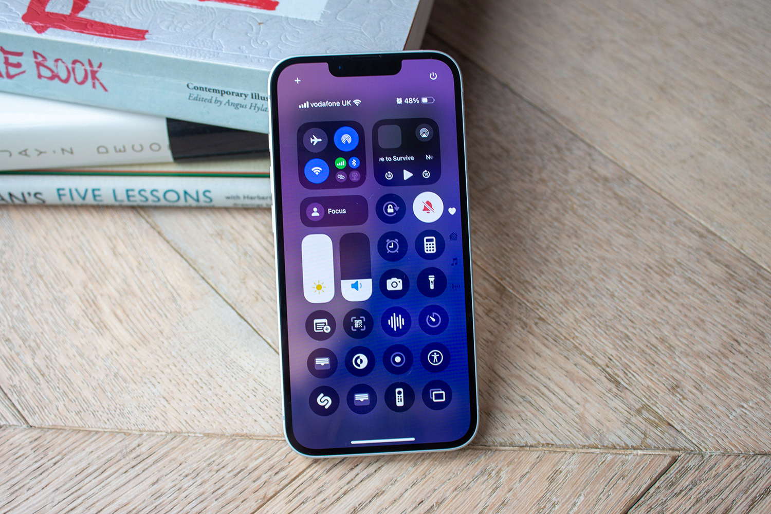 Apple iPhone 16e - control center