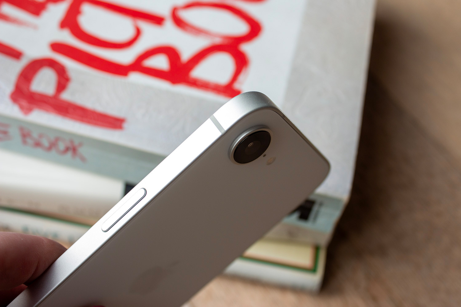 Apple iPhone 16e - frame