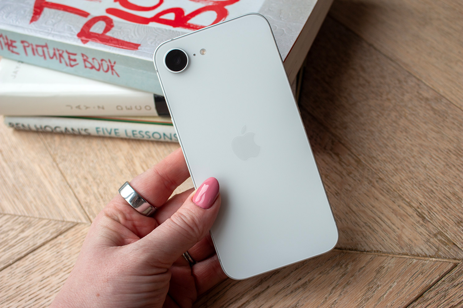 Apple iPhone 16e - in hand rear
