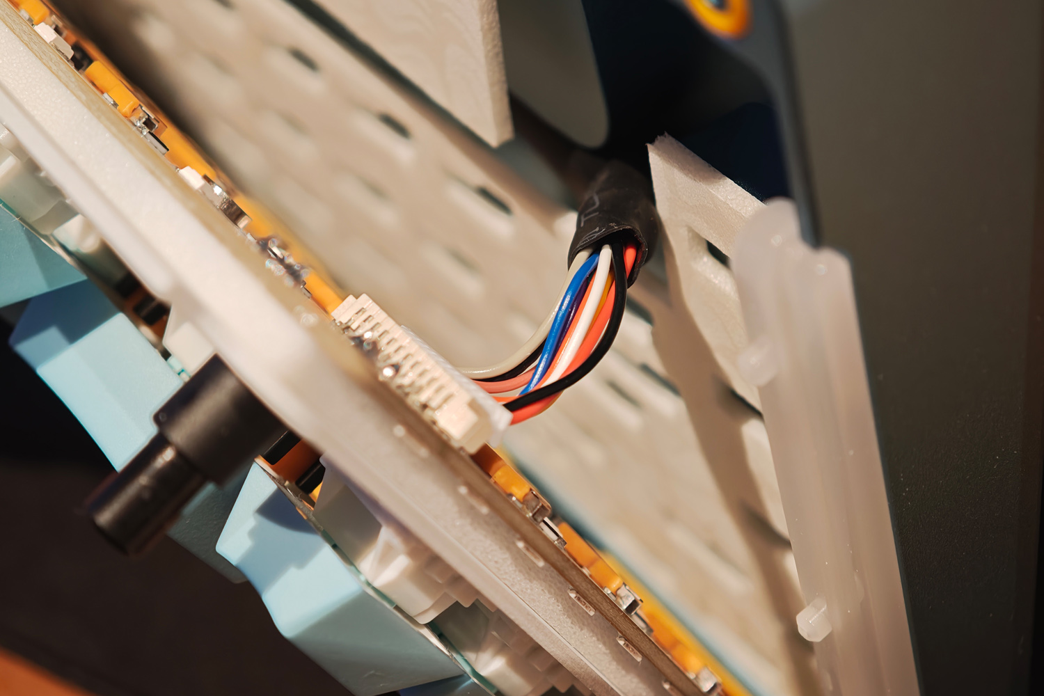 Glorious GMMK 3 75percent Wireless review motherboard cable