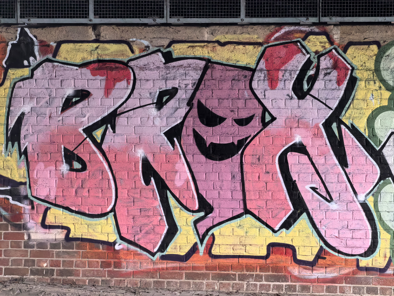 Huawei Mate XT camera samples graffiti 5x
