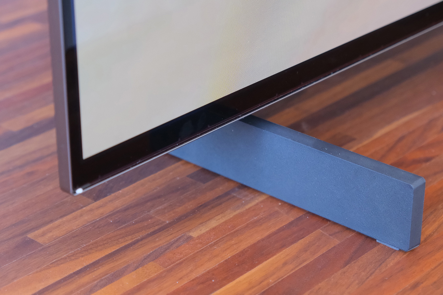 LG C5 OLED 42in review bezel