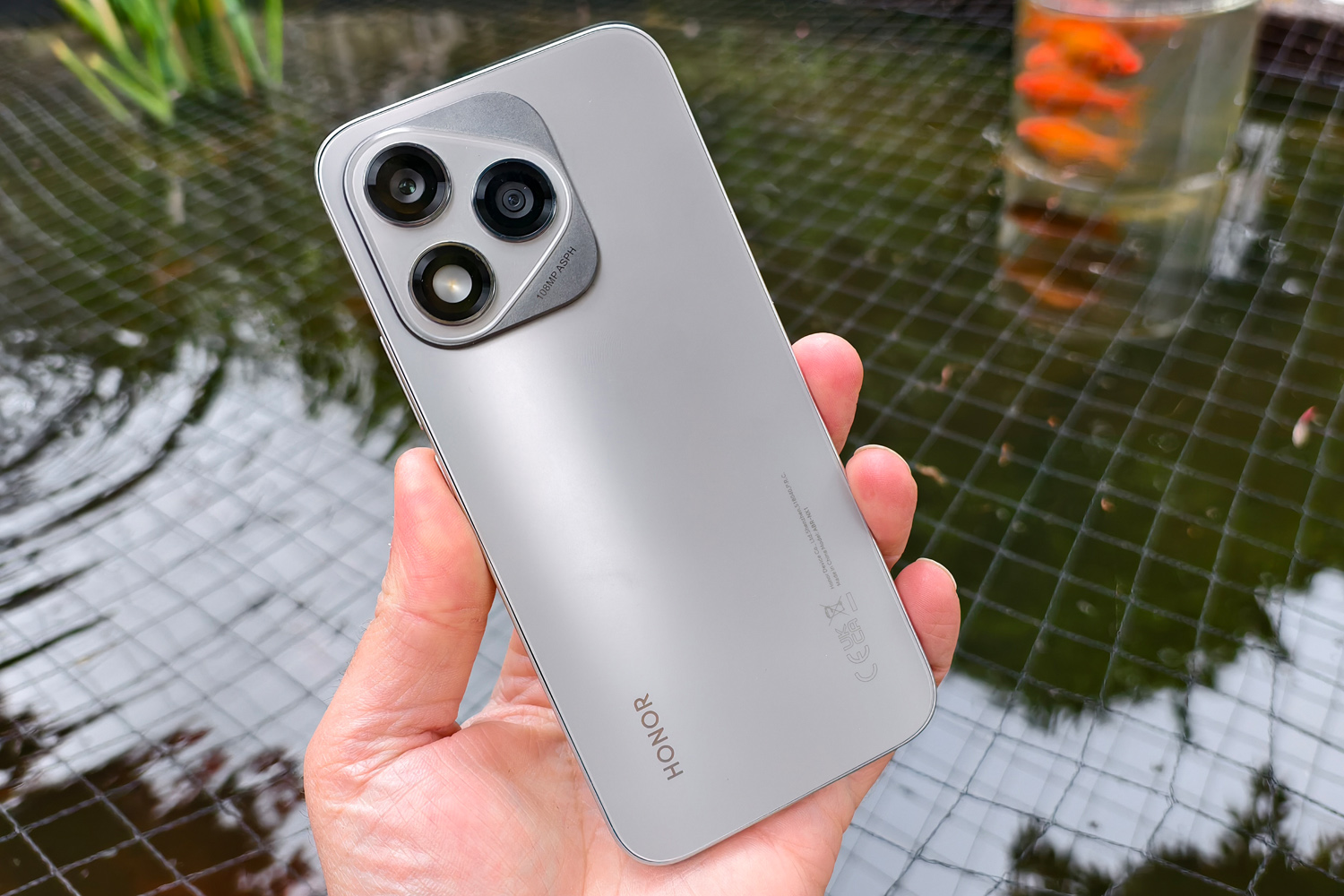 Honor 400 Lite review in hand rear